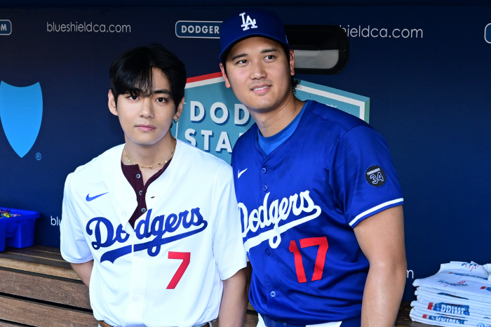 The time limit of 7 innings, 10K scoreless  Pahes 2 home runs and 4 RBIs, and LAD's lone lead, the first pitch of the BTS V, was a buzz