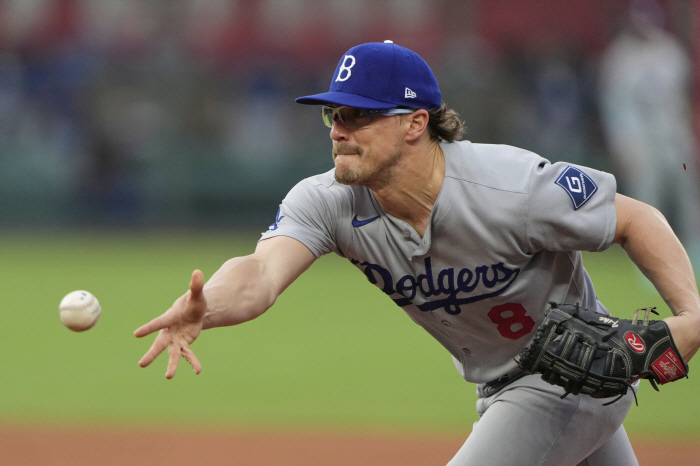 The time limit of 7 innings, 10K scoreless  Pahes 2 home runs and 4 RBIs, and LAD's lone lead, the first pitch of the BTS V, was a buzz