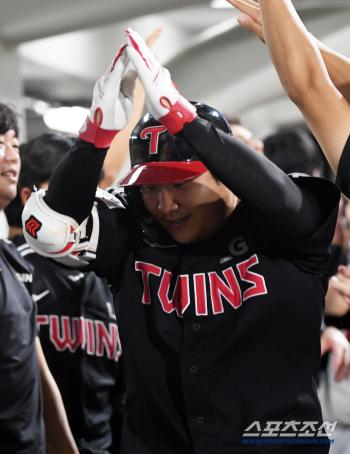 YOUNG No. 4 Moon Bo-kyung with 100 RBIs for the second consecutive year. But this is LG's first record?