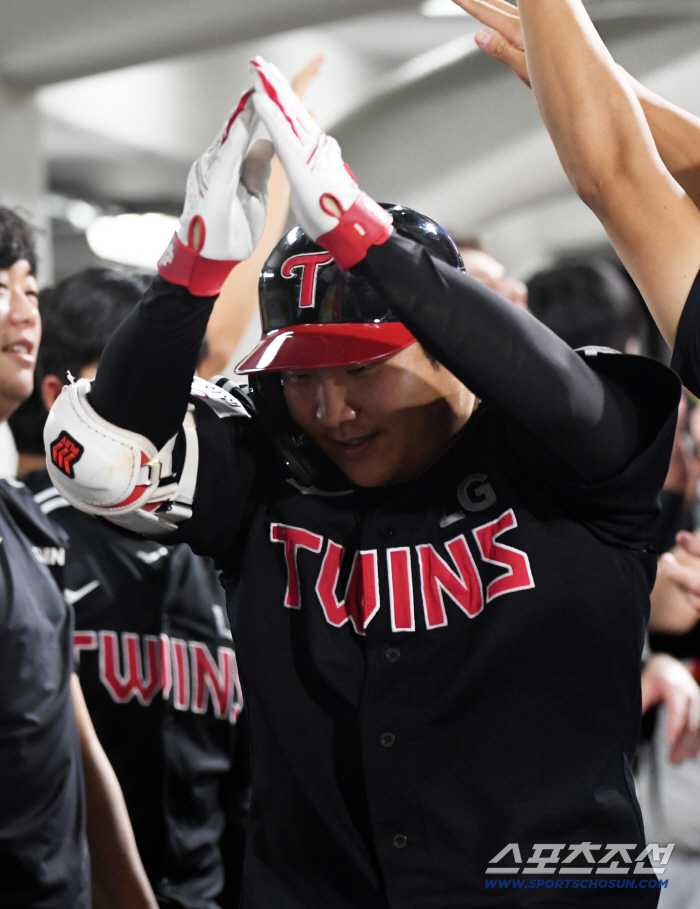 YOUNG No. 4 Moon Bo-kyung with 100 RBIs for the second consecutive year. But this is LG's first record?