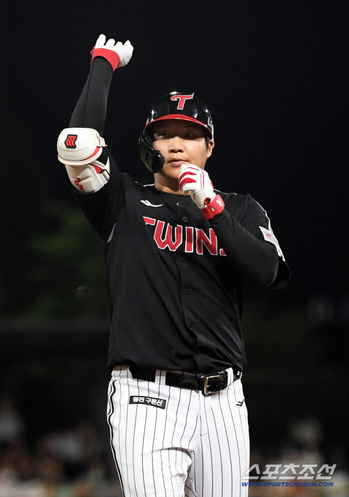 YOUNG No. 4 Moon Bo-kyung with 100 RBIs for the second consecutive year. But this is LG's first record?