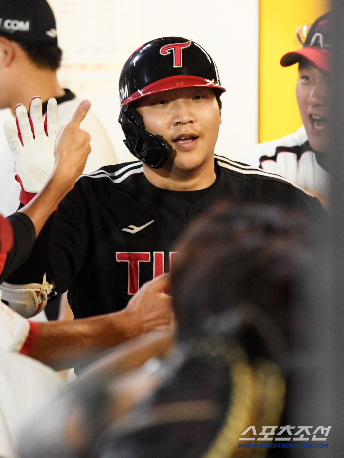 YOUNG No. 4 Moon Bo-kyung with 100 RBIs for the second consecutive year. But this is LG's first record?