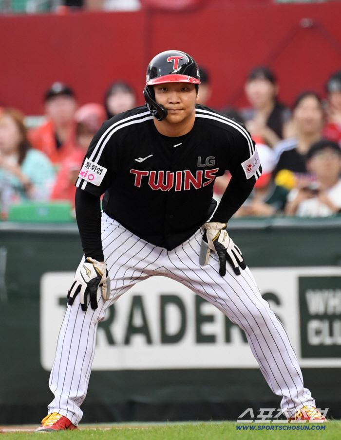 YOUNG No. 4 Moon Bo-kyung with 100 RBIs for the second consecutive year. But this is LG's first record?