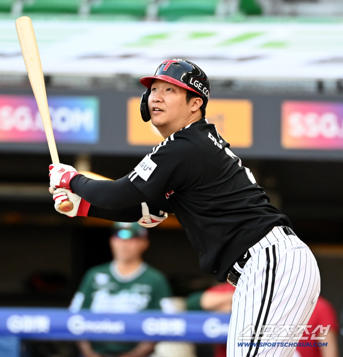 YOUNG No. 4 Moon Bo-kyung with 100 RBIs for the second consecutive year. But this is LG's first record?