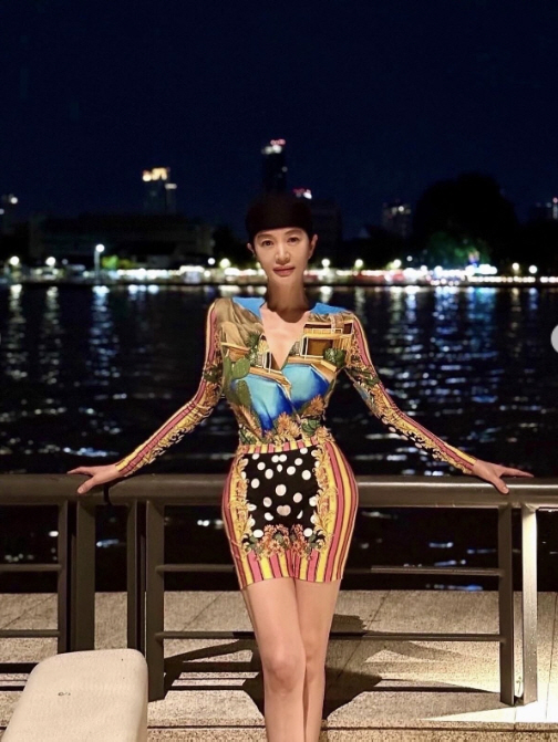 55-year-old Kim Hye-soo's amazing fashion restaurant sighting photo is the topic of conversation. Perfect body