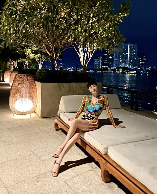 55-year-old Kim Hye-soo's amazing fashion restaurant sighting photo is the topic of conversation. Perfect body