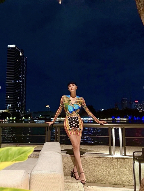 55-year-old Kim Hye-soo's amazing fashion restaurant sighting photo is the topic of conversation. Perfect body
