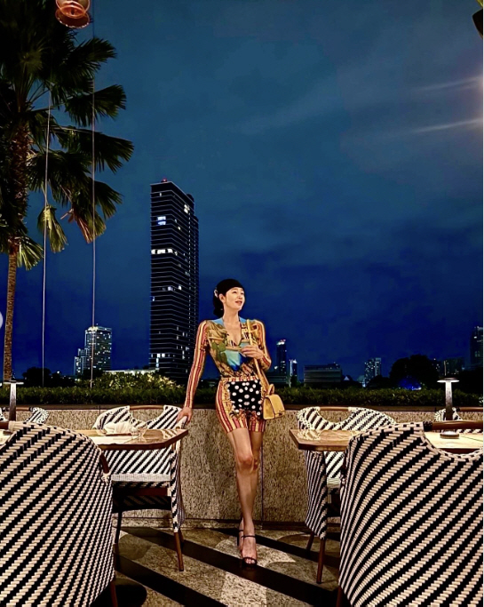 55-year-old Kim Hye-soo's amazing fashion restaurant sighting photo is the topic of conversation. Perfect body