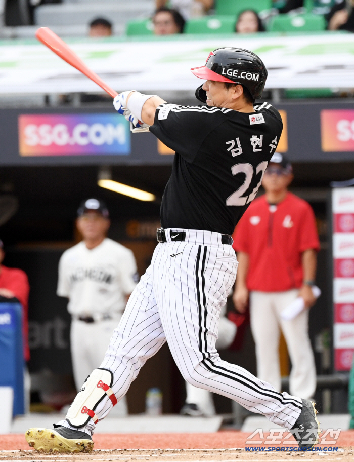 After hitting 2,511 hits, he had a cramp while playing defense, and was excluded as a substitute → starter. Chun Sung-ho, a left fielder, will replace Kim. I'm going to take a substitute