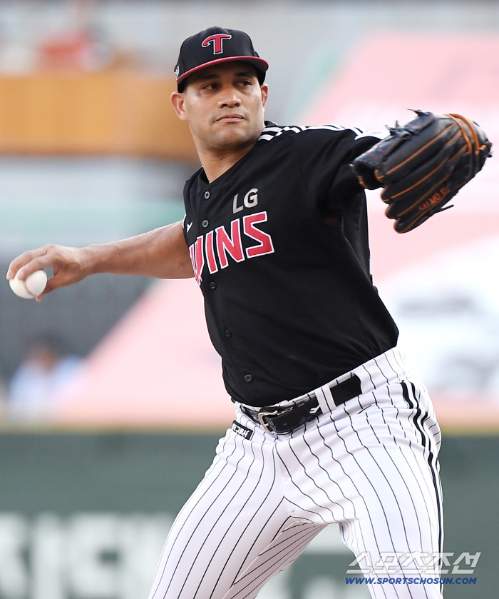 After hitting 2,511 hits, he had a cramp while playing defense, and was excluded as a substitute → starter. Chun Sung-ho, a left fielder, will replace Kim. I'm going to take a substitute