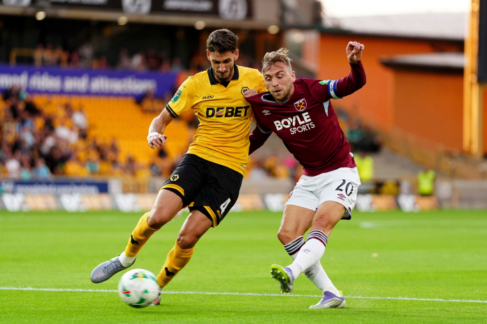  Captain Hwang Hee-chan, who was disappointed to hit the PK goal, ended in the first half of Wolverhampton 10 West Ham