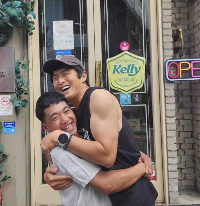 Gian84 of 'Loyal Man' reunites with Sherpa boys of 'Taegye Ilju' in Korea...a hot hug