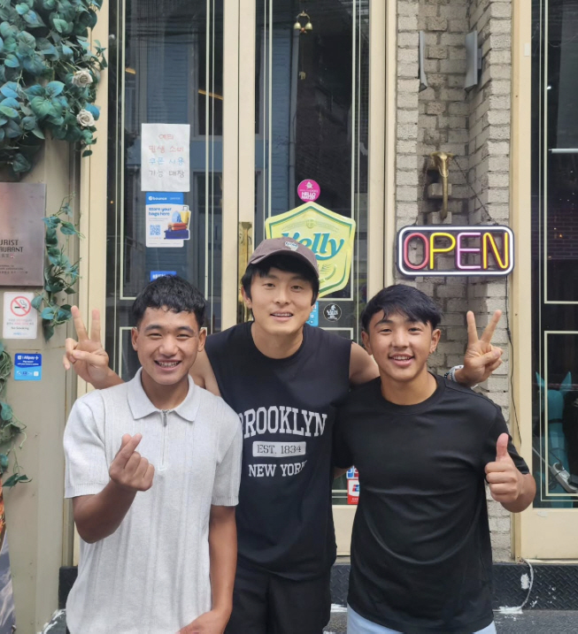 Gian84 of 'Loyal Man' reunites with Sherpa boys of 'Taegye Ilju' in Korea...a hot hug