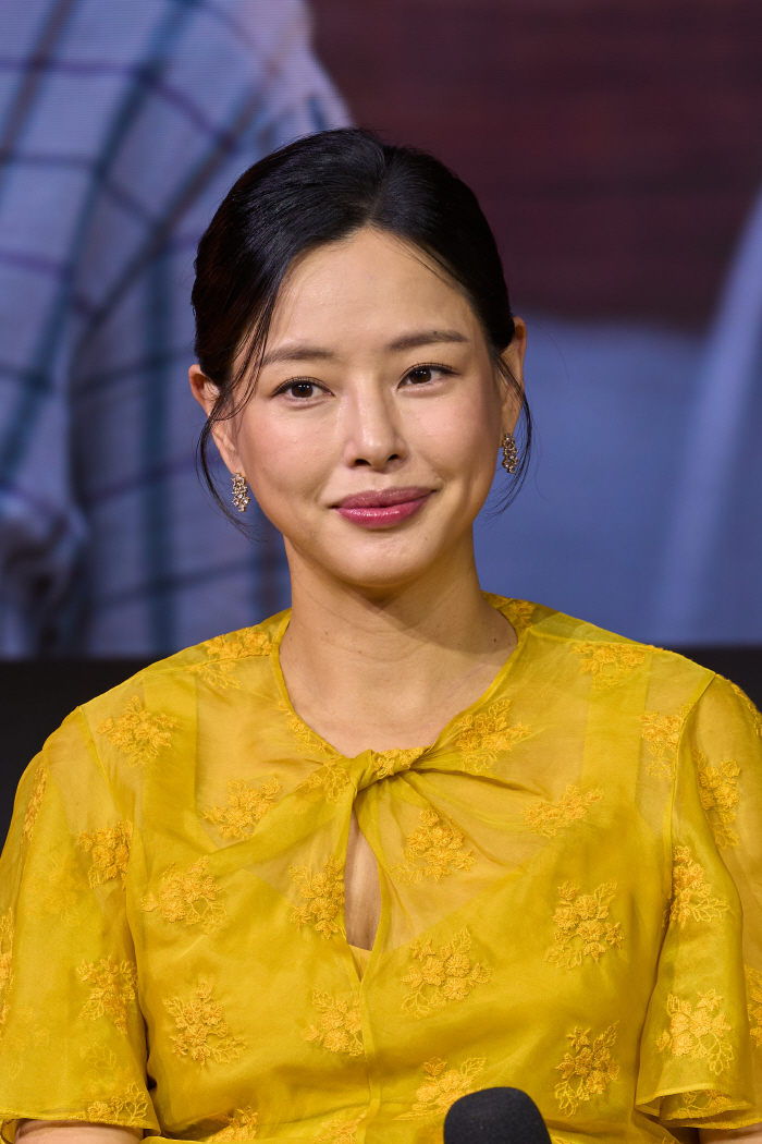  I'll be ready for the title of 'Ama Lee Ha-nui's wife.' I didn't say anything