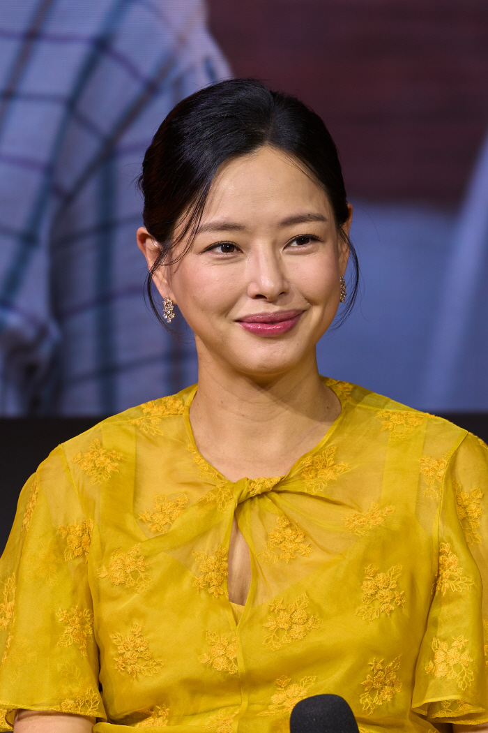  E-Ma Lee Ha-nee also went head-to-head with the controversy over tax evasion of 6 billion won..There's always something unfair in life