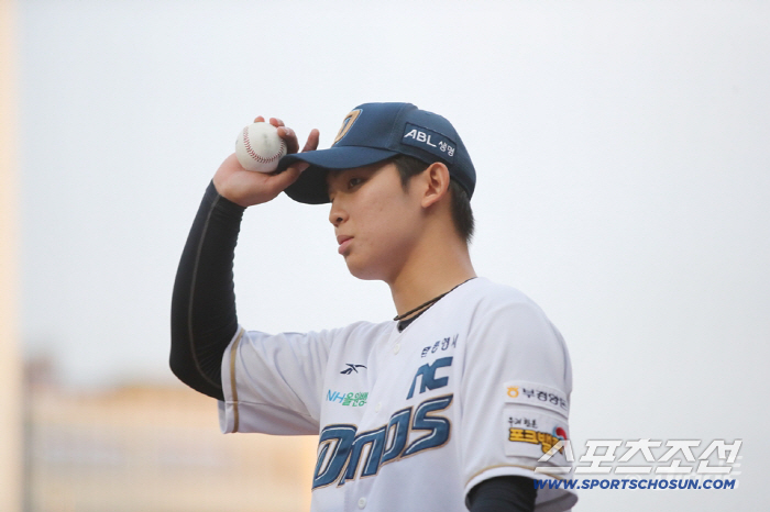 It was a customized replacement starter for LG, which head coach El Jalal put forward, but he also allowed two hits, five walks, and four runs in 2.1 innings despite the 155km fastball. When did the 1R prospect's first win
