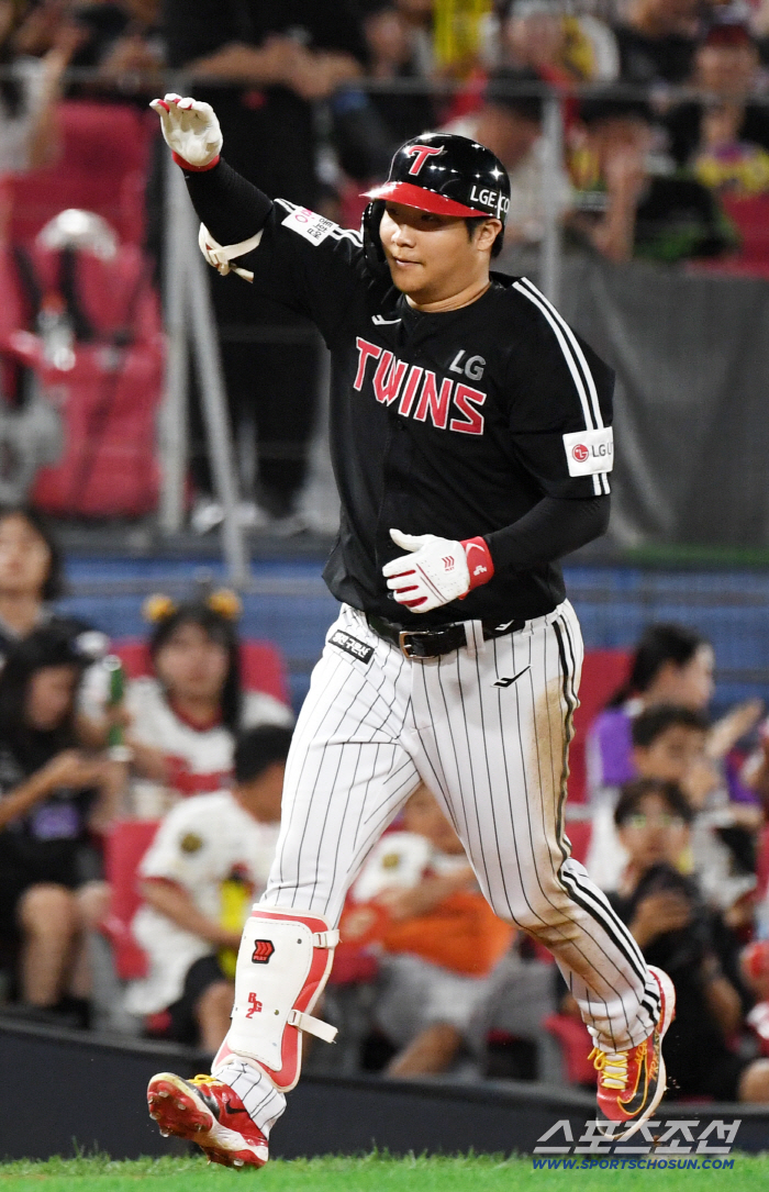 It's a shame, but 100 RBIs are the first in the team for two consecutive years. He also has the highest number of home runs in Korea. I found the 4th batter in 44 years