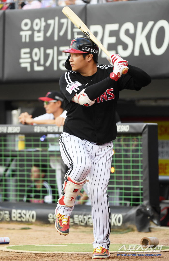 It's a shame, but 100 RBIs are the first in the team for two consecutive years. He also has the highest number of home runs in Korea. I found the 4th batter in 44 years