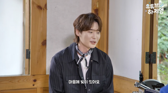 IU♥ Lee Jongseok, he doesn't even go on variety shows..Thank you always for disarming your best actress on YouTube