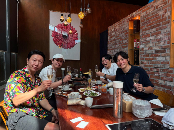 Jenji doesn't know these days...Gentleman's Dignity Four People Meet as a Group in 13 Years