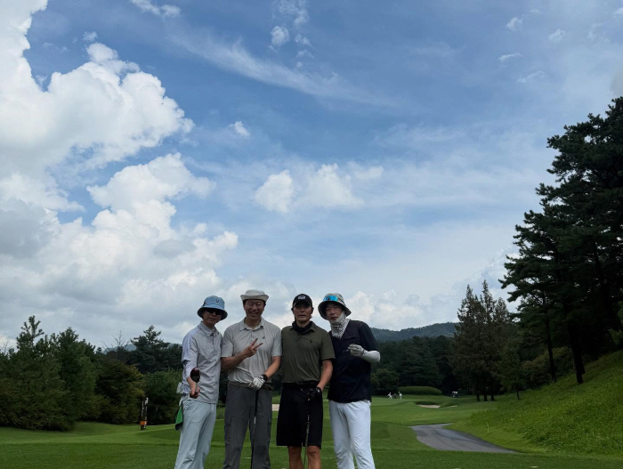Jenji doesn't know these days...Gentleman's Dignity Four People Meet as a Group in 13 Years