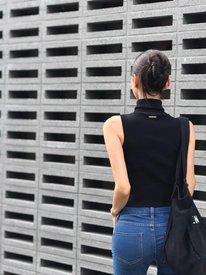 Kim Yun-ji's sturdy body that can't even cover her fashion...Apple Hip Surprise