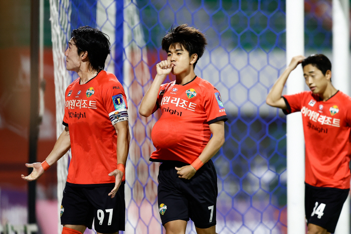  Foye Jeonbuk's reversal, which left in an X-shape due to the judgment protest, 21 miraculous come-from-behind victory over Gangwon with two goals in the second half extra time → to the final in two years