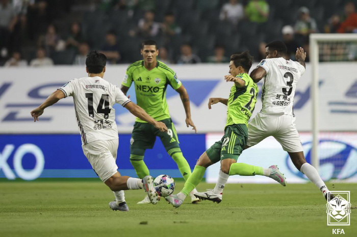 Jeonbuk Lee Seung-woo Kim Jung-hoon was selected, and Gangwon countered with Perth Nine