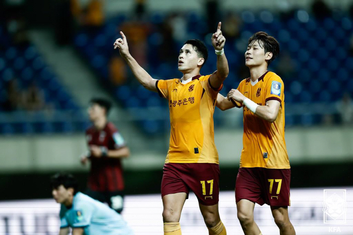 Lee Jung-hyo's great challenge to win the Korea Cup for the first time since its foundation...Gwangju Goals to a Stable Final by Complete Victory in Bucheon