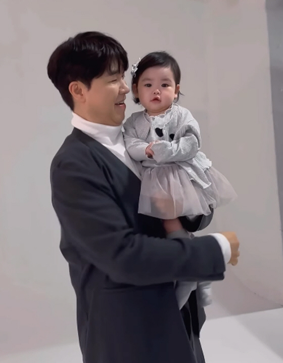 Park Suhong's daughter, Jaeyi, is going to earn more than her income. She transforms into a lovely princess for her first photo shoot