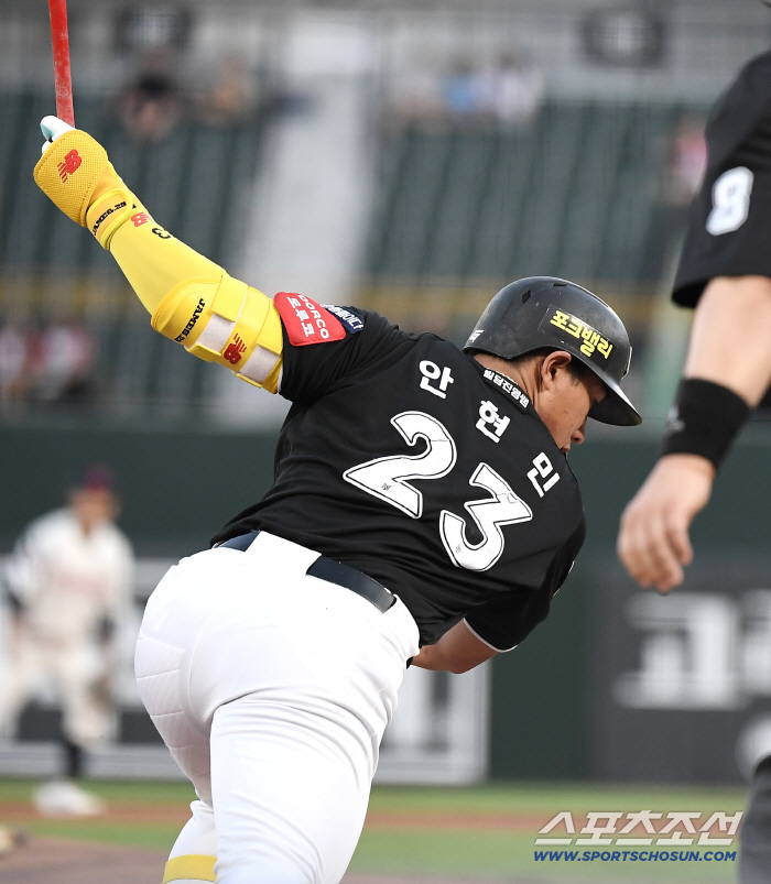  Ahn Hyunmin was hit by a low ball