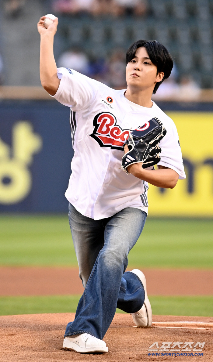  ATEEZ Jong Ho, perfect pitching form!