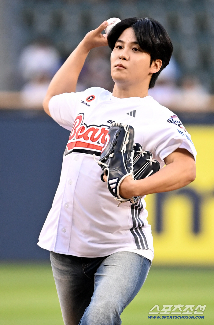  ATEEZ Jong Ho showed his great pitching form