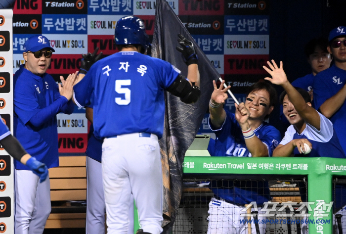  Director Park Jin-man Kang Min-ho and Won Tae-in welcomed Koo Ja-wook with the bases loaded
