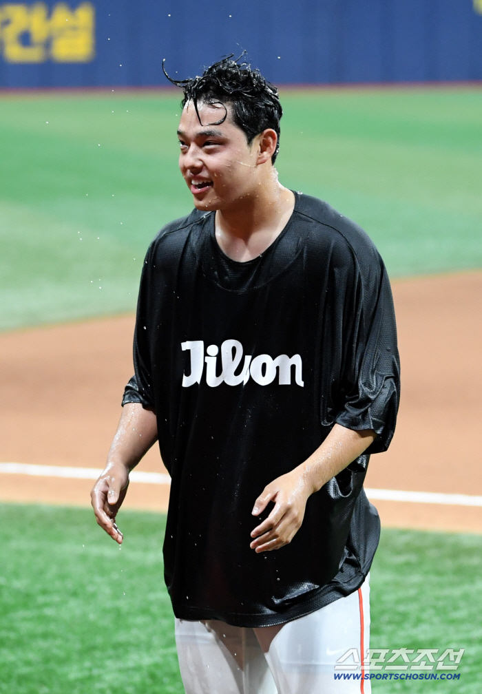  Dongjoo is cool with his first 10 wins