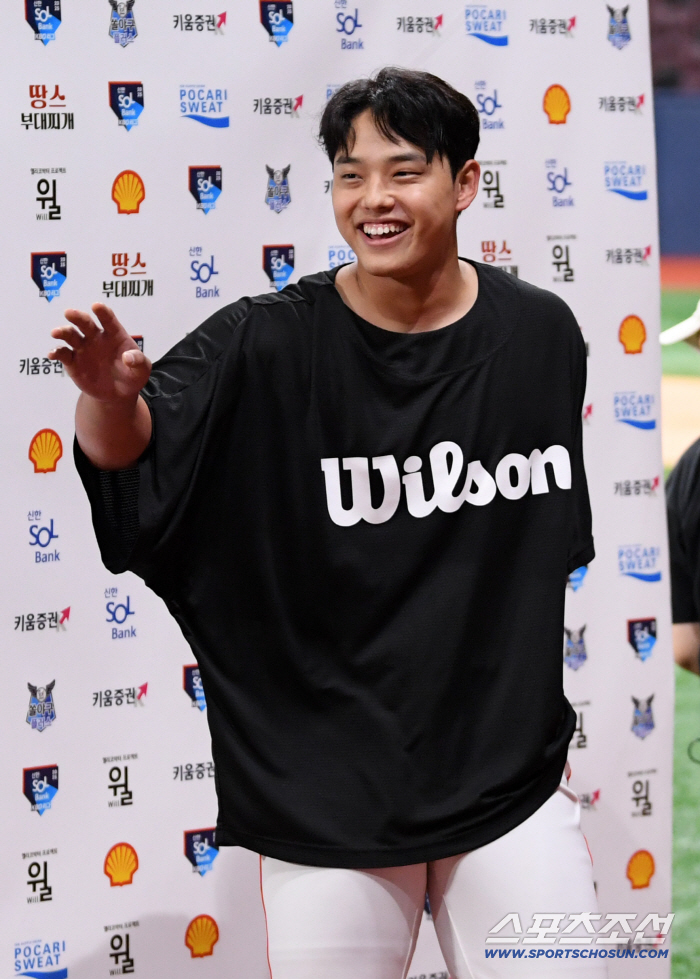  Dongjoo, your first 10 wins since your debut. Hold on