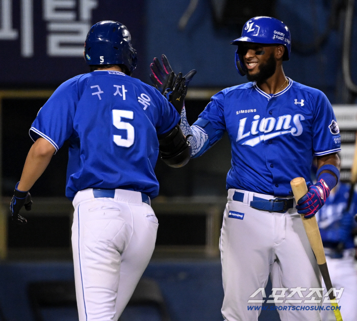  Guja Wook Diaz, back-to-back home runs men
