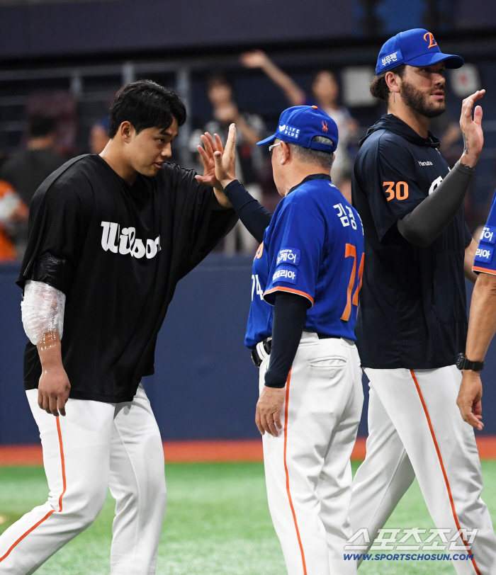  Hanwha Moon Dong-ju Kim Kyung-moon celebrates his first 10 wins since his debut