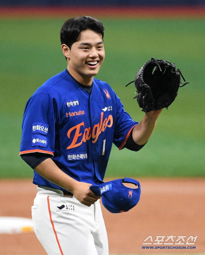  Hanwha starter Moon Dong-joo, who smiled and took the mound
