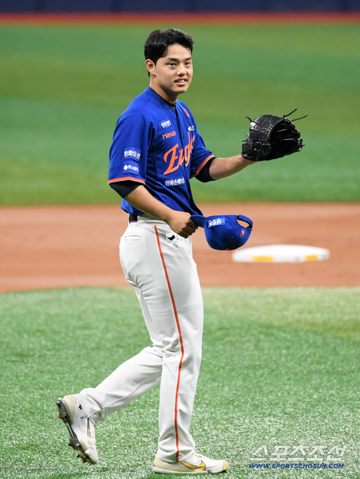  Hanwha starter Moon Dong-joo, who smiled and took the mound