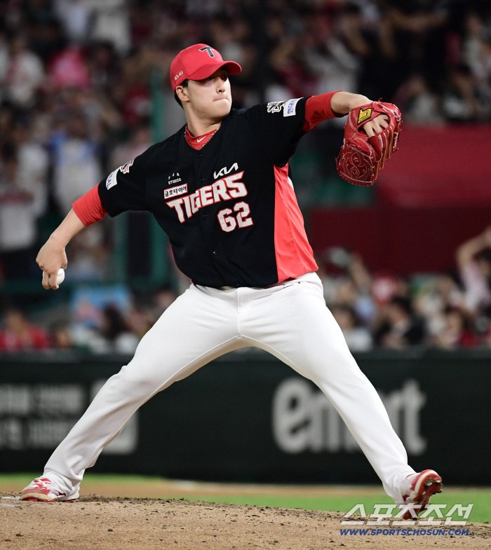  Jung Hae-young pitched on the mound in the seventh inning