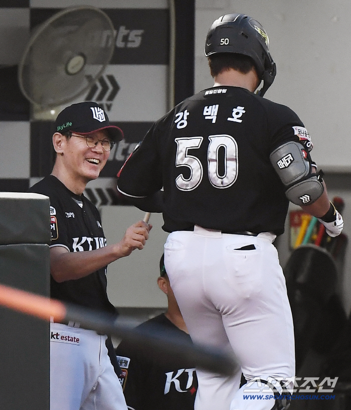  Kang Baekho's solo shot, director Lee Kang-chul smiling brightly