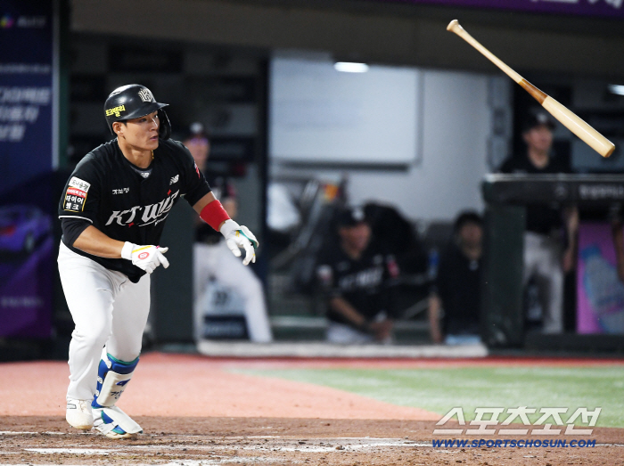  Kang Hyunwoo makes a timely hit