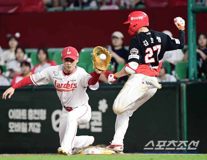  Kim Ho-ryeong succeeded in infield hit after bunt in the 11th inning