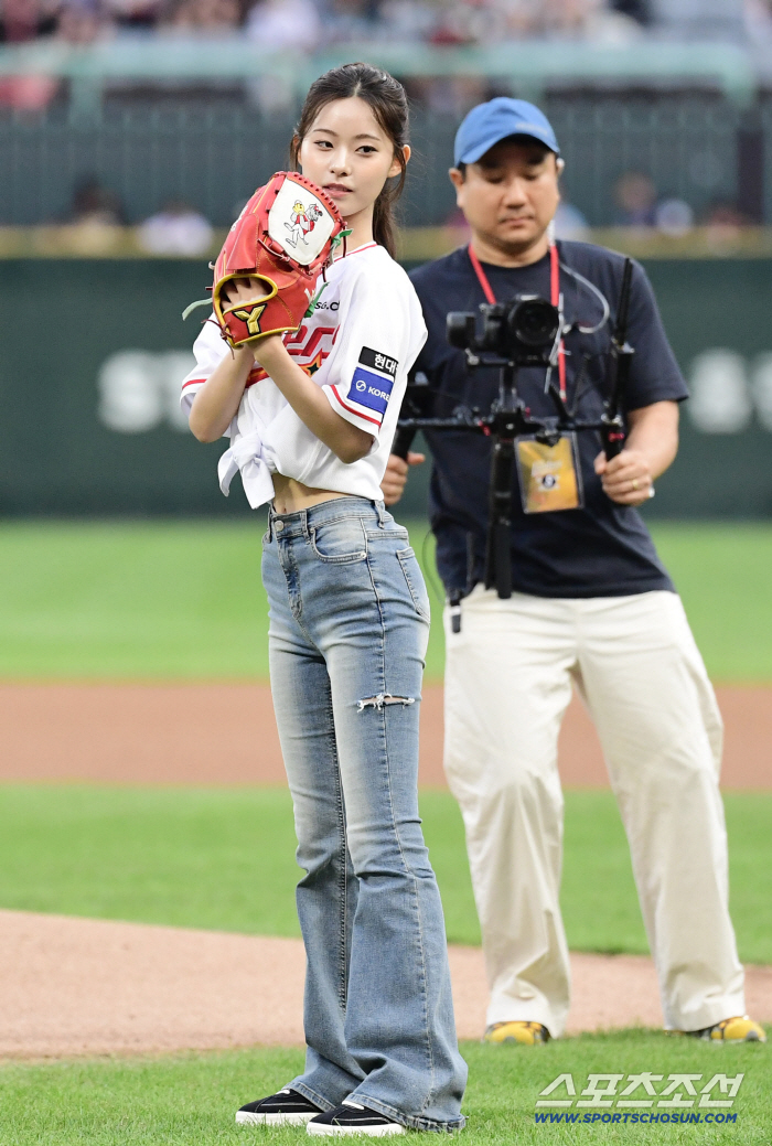  Kim, please throw the first pitch seriously