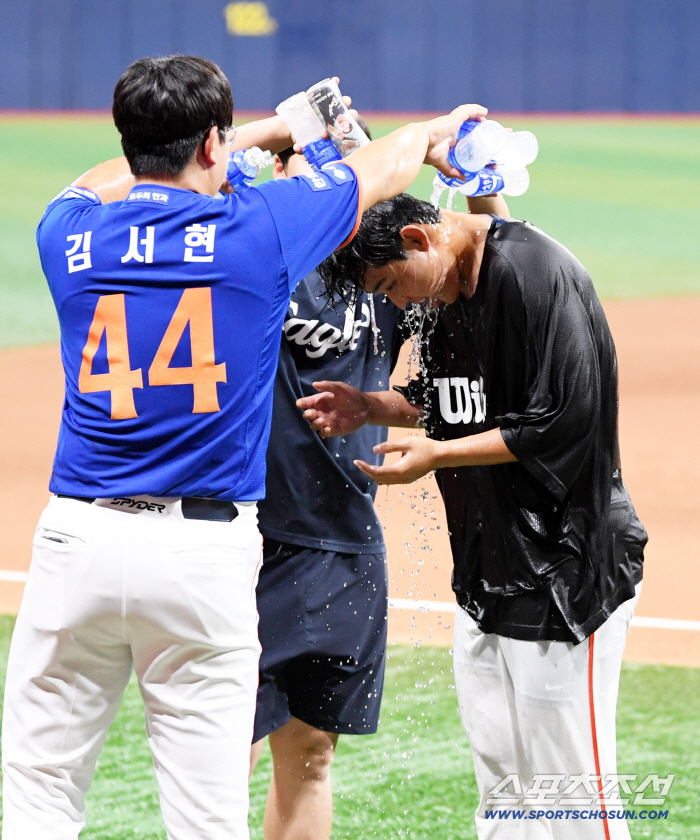 Kim Seo-hyun washes water towards Moon Dong-ju with his first 10 wins since his debut