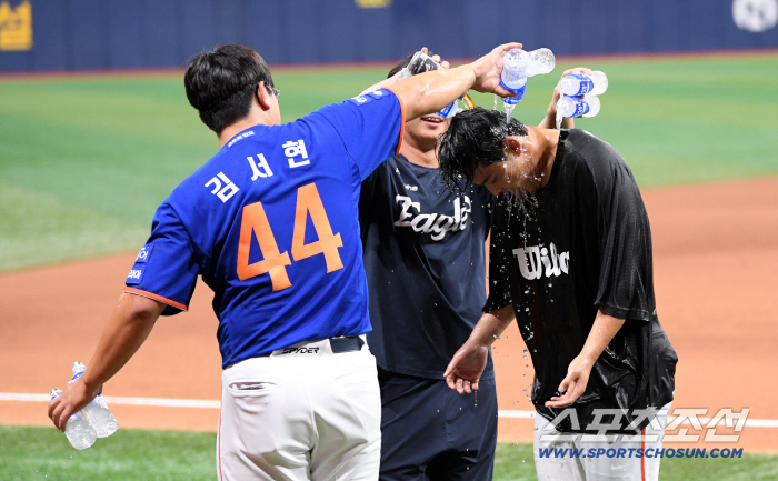  Kim Seo-hyun washes water towards Moon Dong-ju with his first 10 wins since his debut