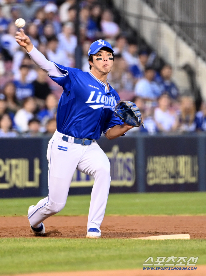  Kim Young-woong throws first base to avoid a broken bat