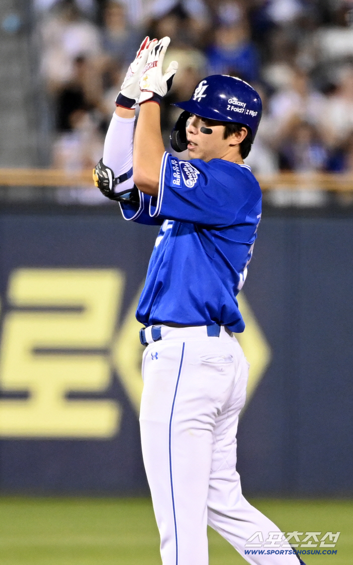  Kim Youngwoong's ceremony with an RBI double