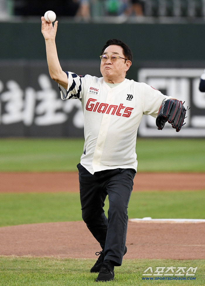  Lee Hong Ryul on the mound of Sajik